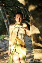 组图：沈芳熙异国拍写真 初涉大银幕性感出镜