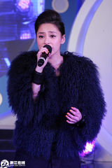 组图：阿娇杭州走穴现粗壮大腿 献唱表情显生涩