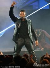 组图：亚瑟小子深情开唱 捂耳伸手表情纠结