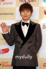 组图：Melon颁奖歌手云集 BEAST等帅气亮相