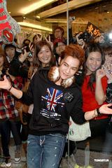 组图：汪东城推自创品牌 自曝性感嘴唇印T恤