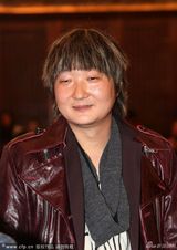 组图：王大治夸张拖把头现身惹眼 皮衣似土豪