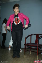 组图：潘玮柏摇下体跳哈林摇 对新恋情没有期待