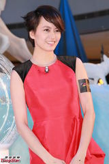 组图：梁咏琪红裙亮相优雅妩媚