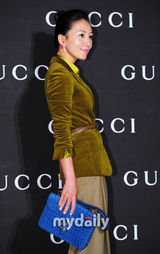 组图：韩彩英大红裙站台十足抢镜 申世京低胸性感