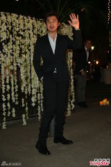 组图：张震大婚献吻娇妻 亲手为新娘提裙摆