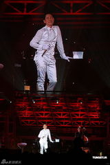 组图：张学友香港个唱揭幕 秀复古风秀踢踏舞