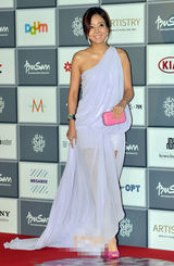 组图：苏幼珍透明粉紫薄纱外套内搭小短裙亮相