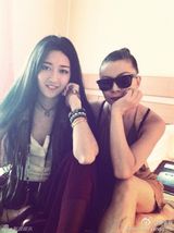 组图：央吉玛搞怪生活照曝光 点朱砂另类妆容