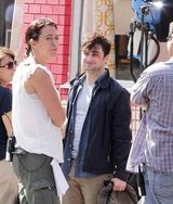 组图：丹尼尔新片片场脸淤青喝冰饮