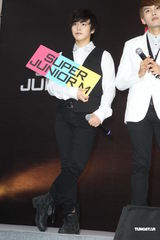 组图：SJ-M台北签唱会 兄弟情深互喂台湾小吃