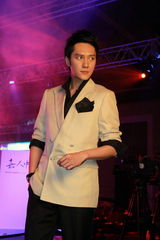 组图：冯绍峰帅气亮相活动 挺中国元素走向国际