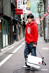 高清图：罗志祥为名牌包代言 东京街头拍摄时尚大片