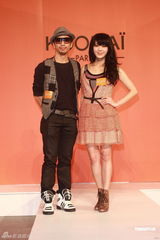 组图：官恩娜与男模亲密拍广告 否认今年会完婚