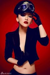 组图：杨晶晶烈焰红唇写真 身材热辣上演制服诱惑 