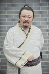 组图：《十五贯》横店热拍 梁冠华甄锡华服美饰