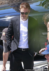 组图：罗伯特-帕丁森现身片场 黑装帅气似保镖