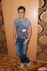 组图：黄日华唐宁上演忘年恋 鲍起静为亚视担忧