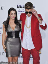 组图：比伯红西装亮相首映红毯 当众献吻妈咪