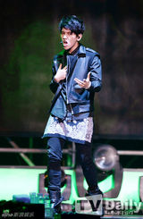 组图：EXO办回归秀咆哮掀高潮 女歌迷激动晕倒