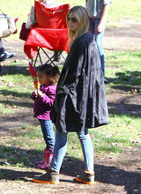 组图：海蒂-克鲁姆宽松外套陪女儿玩耍显母爱