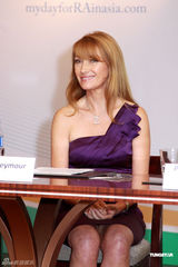 幻灯图：Jane Seymour香肩斜露 关注风湿性关节