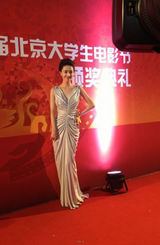 组图：王丽坤深V长裙性感亮相大影节红毯
