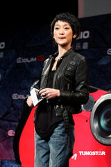 幻灯图：周迅短发造型个性十足 呼吁大家关注世博