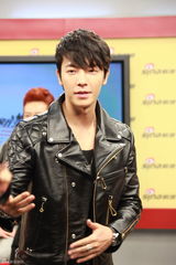 高清组图：SJ-M做客争开微博 玩转网络流行语