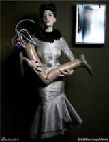 组图：破产姐妹Max性感大片展神秘女王气场