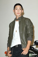 组图：吴建豪和女友感情稳定 与安心亚首合作广告