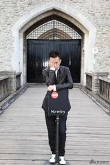 组图：王学兵伦敦时尚写真酷帅逼人