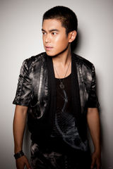 组图：刘冠麟推炫酷写真玩转时尚