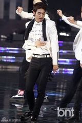 组图：2013韩国小姐决选上演泳装秀 SHINee助兴