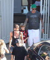 组图：贝克汉姆度假秀纹身 好好妈妈辣妹秀半球 