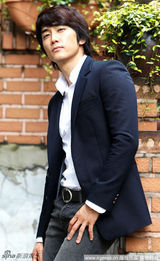 组图： 宋承宪拍摄写真 眼神迷离电力十足