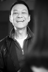 组图：《姥爷的抗战》开播 王学圻演悲喜姥爷