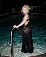 组图：林赛-罗韩性感杂志写真狂野不羁烟不离手