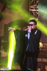 组图：黄耀明陈珊妮合唱 亲密揽抱毫不避忌