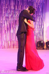 组图：高云翔牵手董璇演唱爱之歌 深情拥抱妻子