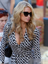 组图：希尔顿飞机场变丰满 俯身挤乳沟挑南瓜