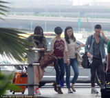 组图：董洁中性装扮现身 与同伴热聊心情靓