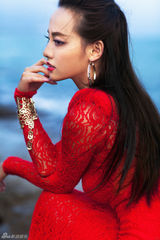 组图：张嘉倪海边写真 红裙娇艳彰显别样性感