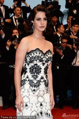 组图：献唱盖茨比打雷姐拉娜德雷黑白裙优雅