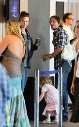 高清组图：妮可-基德曼全家返澳 全家三口秀幸福