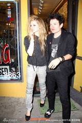 幻灯图集：艾薇儿和前夫现身纹身店 高调复合？ 