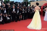 组图：李冰冰戛纳走秀 金色长裙华丽刺绣精致