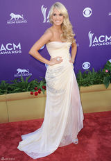 高清组图：凯莉-安德伍德裸色抹胸礼服性感亮相