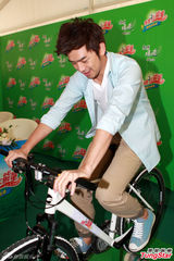 组图：陈柏霖倡导正能量 骑单车练六块腹肌