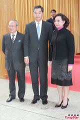 组图：方逸华跪拜邵逸夫 刘德华张学友致祭